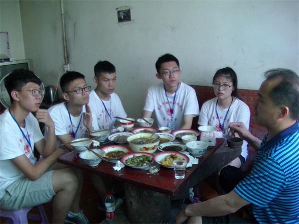 图四：志愿者与老乡同吃住.JPG