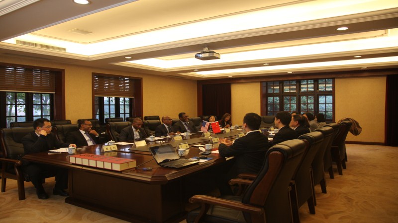 美国传统非裔大学校长代表团一行访问重庆大学