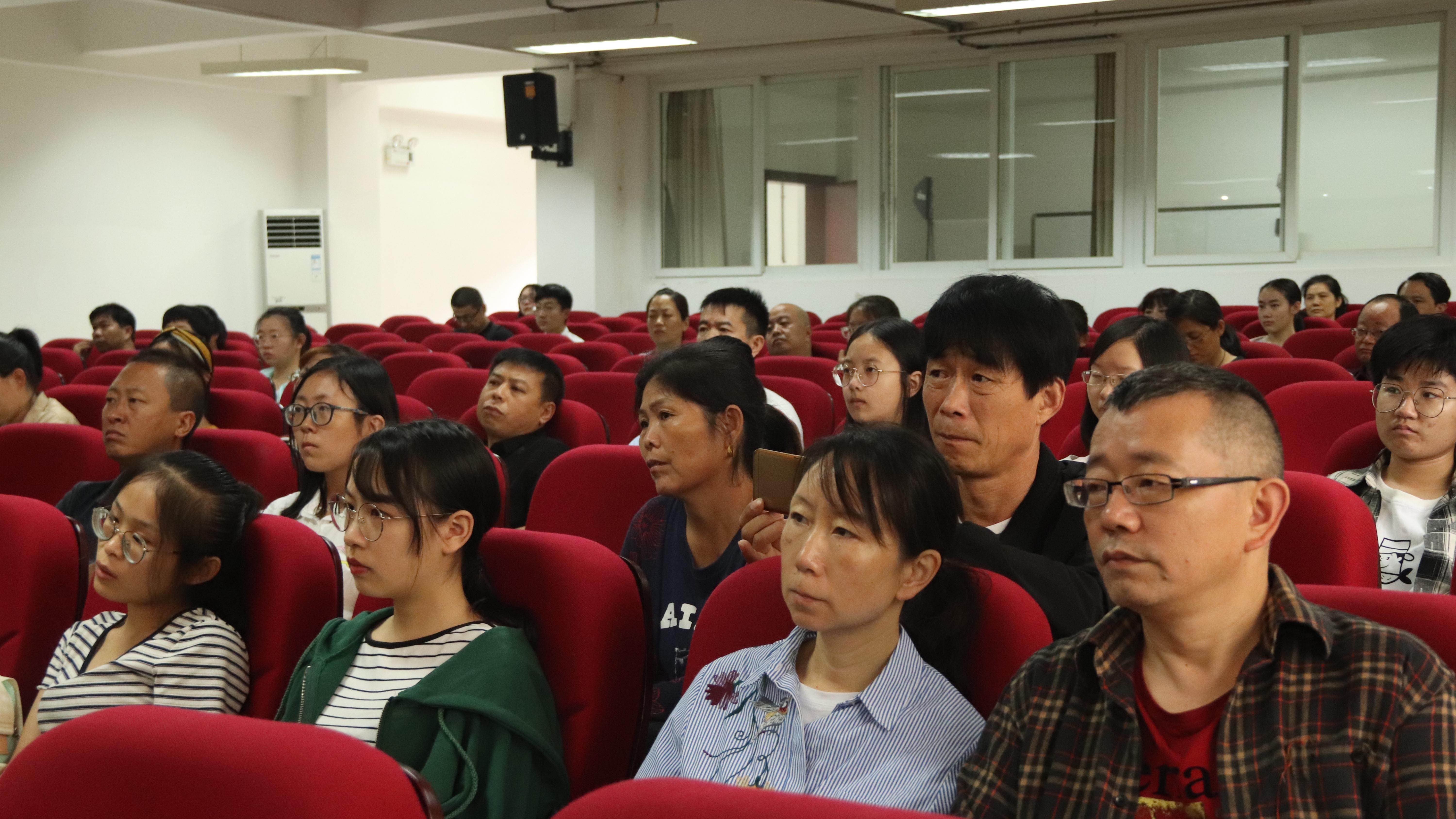 重庆大学新闻学院举行2018级新生家长见面会