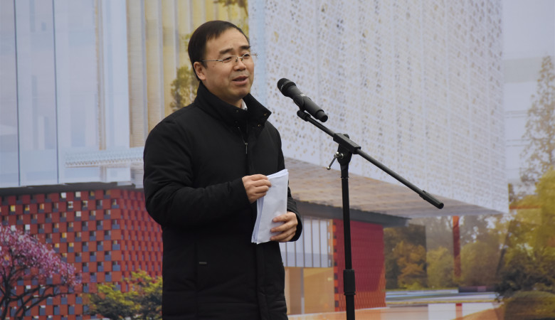 新尚集团投资公司常务副总经理刘承红,重庆大学党委书记周旬,校长
