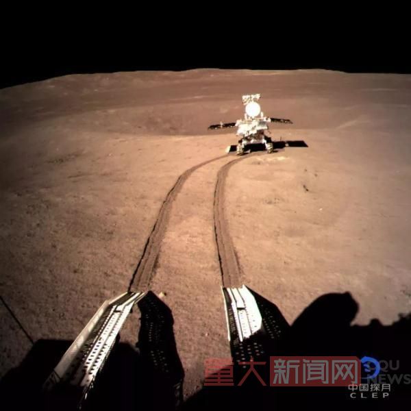 【光明网】“嫦娥四号”发了条朋友圈：“玉兔二号”全身照片