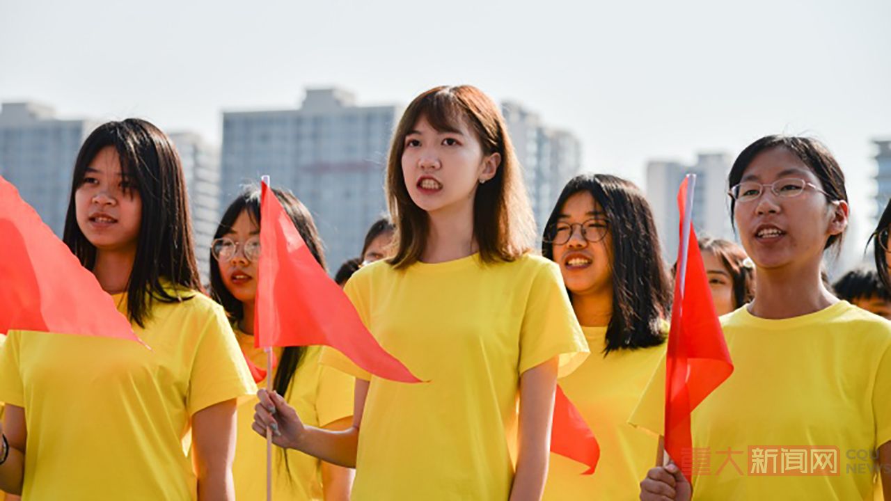 红旗飘扬鼓声鸣，玄色双棍现活力。经济与工商管理学院方阵身着黄色上衣，手中挥舞着红旗，表达对新中国成立70年的美好祝愿。
