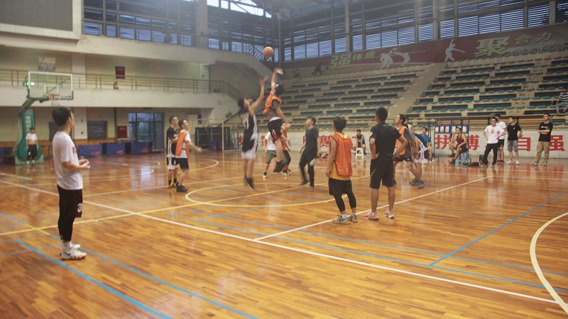 机械工程学院篮球友谊欢送赛在重庆大学体育馆举行
