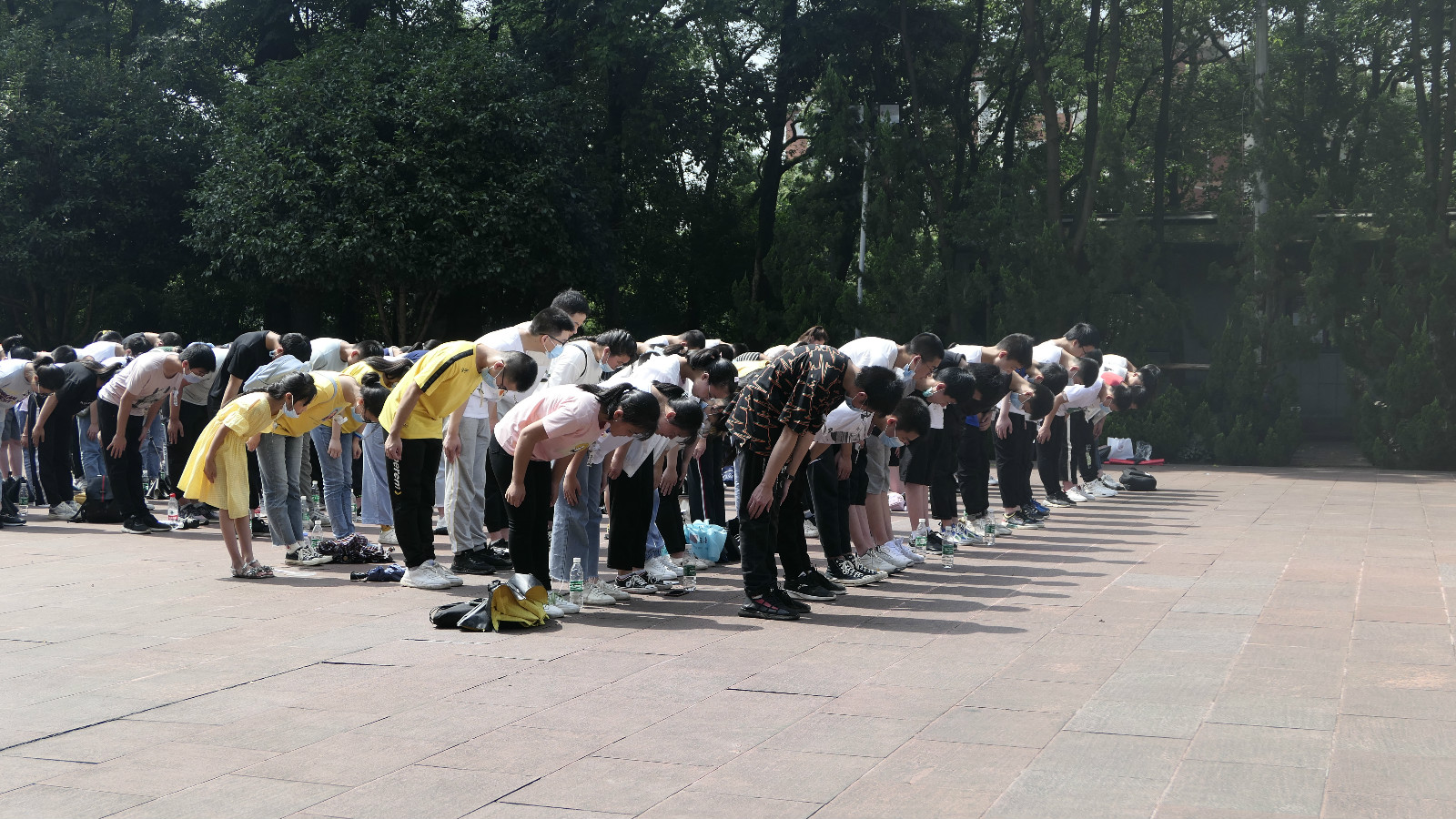 图3拔山中学与忠县中学高一同学向烈士鞠躬.jpg