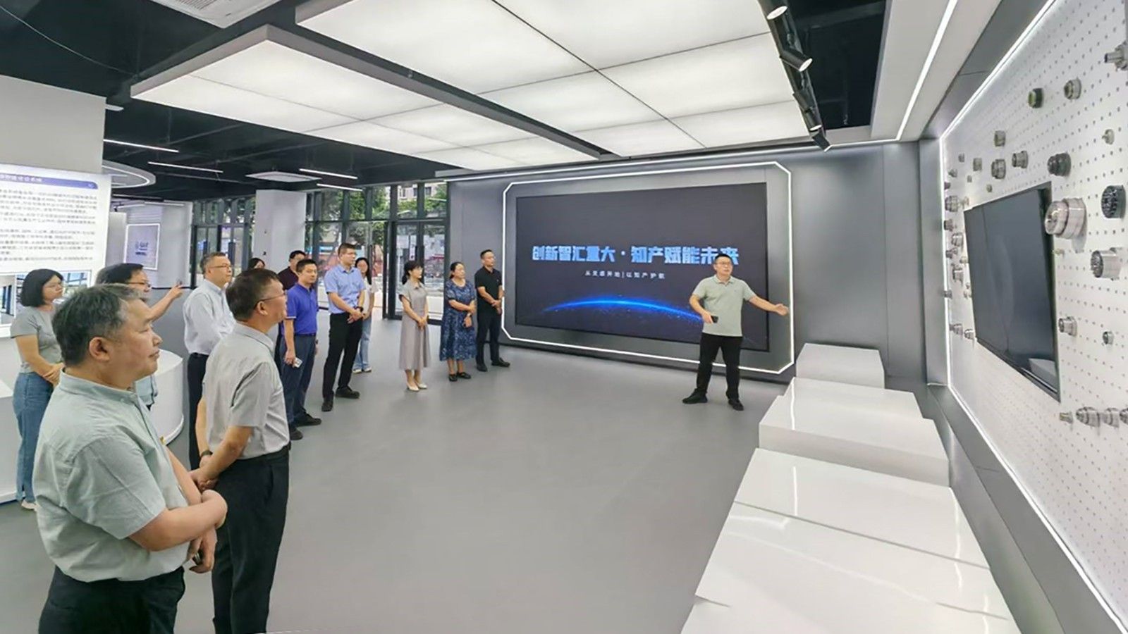 20261001产业党委与艺术学院党委理论学习中心组开展联合学习（新闻稿）01-1.jpg