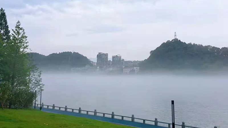 新安江畔.jpg