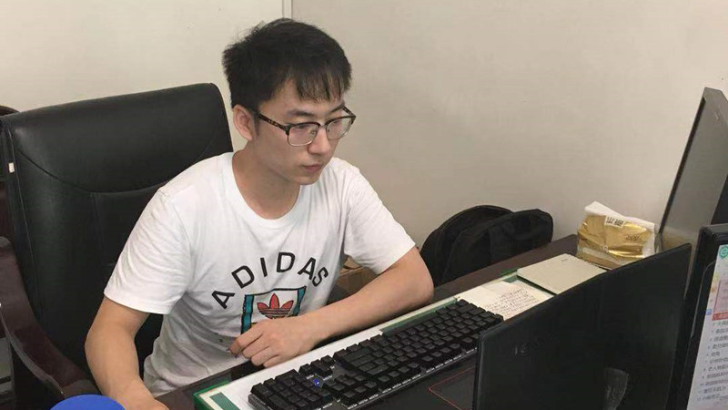 吴昊工作中.jpg