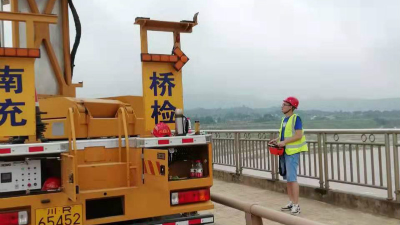 操作桥梁检测车.jpg