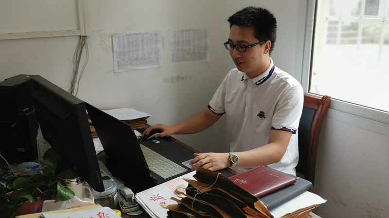 鲁炯.jpg