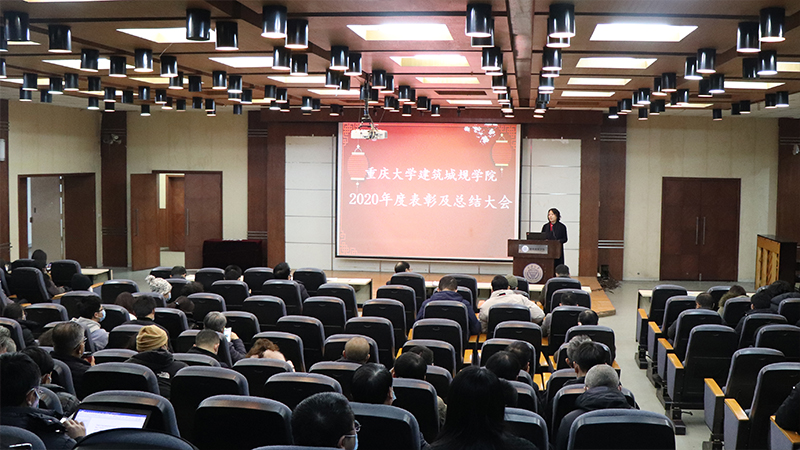 11-杜春兰老师主持颁奖2.jpg