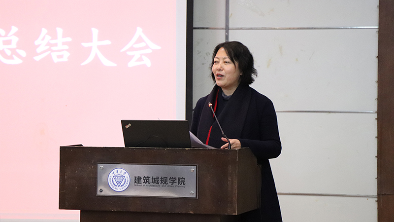 10-杜春兰老师主持颁奖.jpg