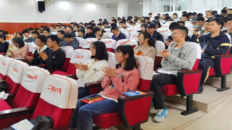 大数据与软件学院本科2020级召开新学期年级大会1.jpg