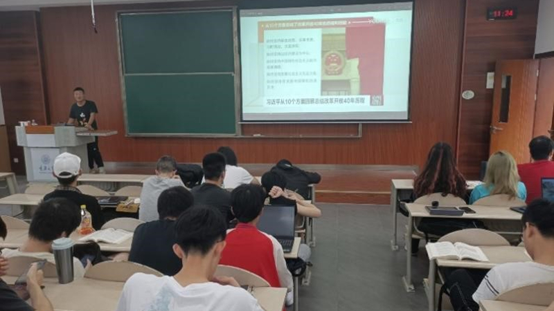 学院本科2019级同上“四史”思政大课1.jpg