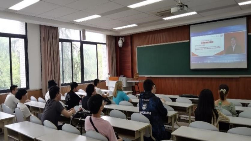 学院本科2019级同上“四史”思政大课2.jpg