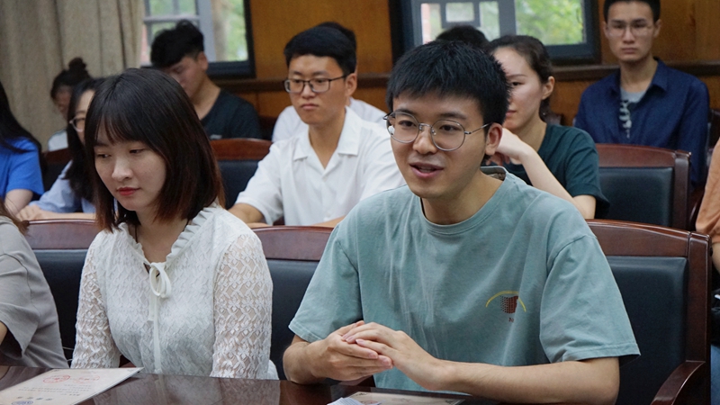 学生代表邓鹏发言.jpg