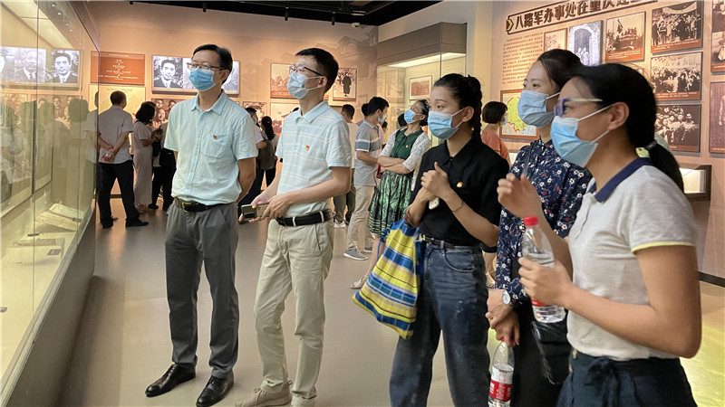 老师们参观_副本.jpg