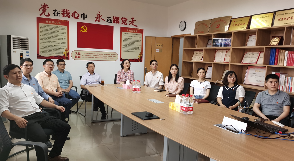 收看庆祝大会_副本.jpg