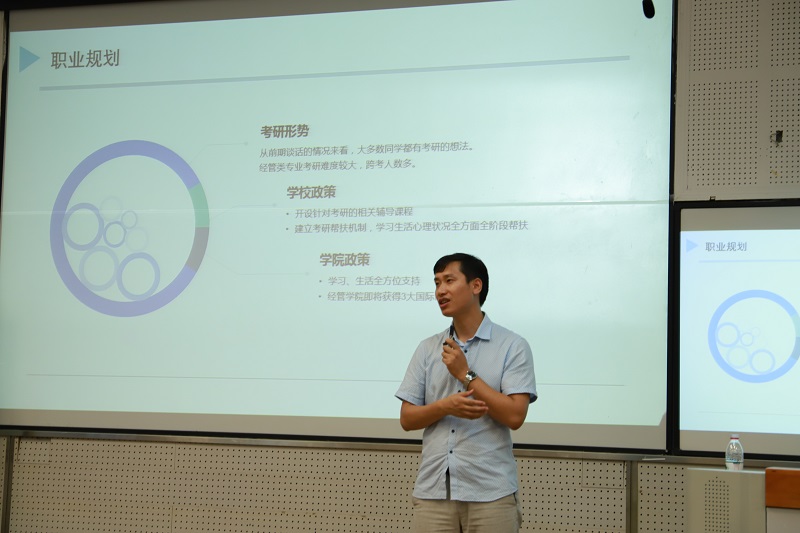 年级大会2.JPG