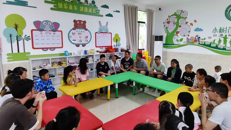 图 1 志愿者与小朋友互相进行自我介绍-02.jpg