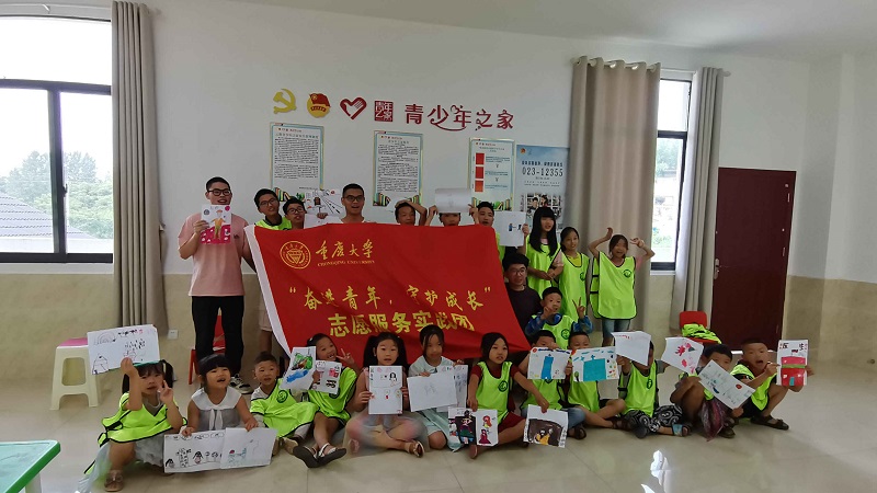 图 5 小朋友手持画作与志愿者合影-02.jpg