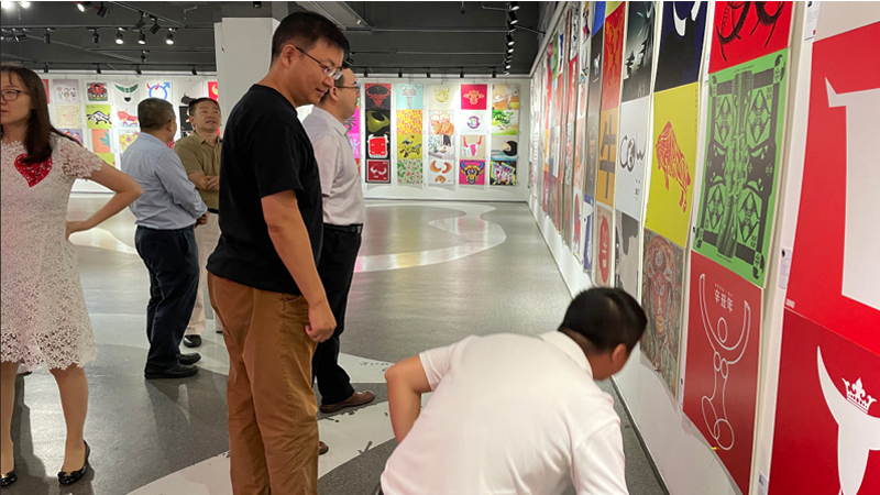 院长观展.jpg