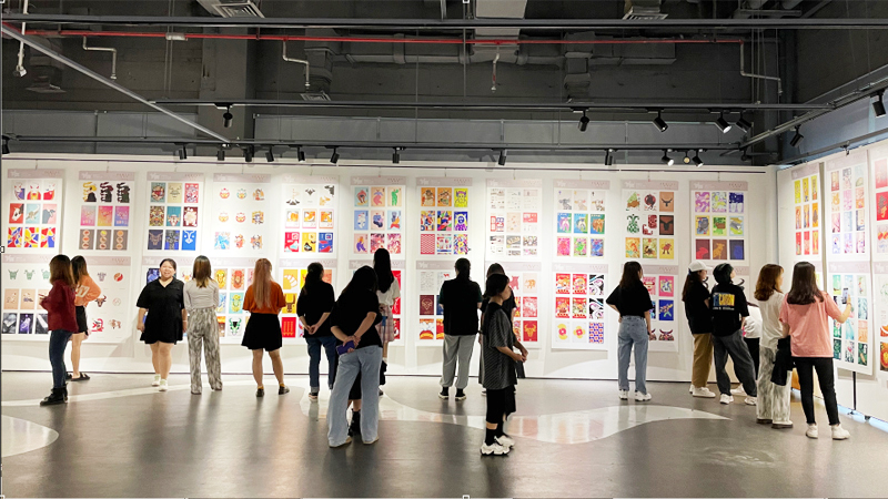 学生踊跃观展.jpg