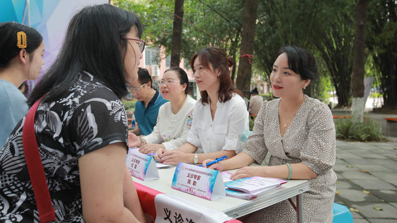 10.9 现场活动-义诊_副本.jpg