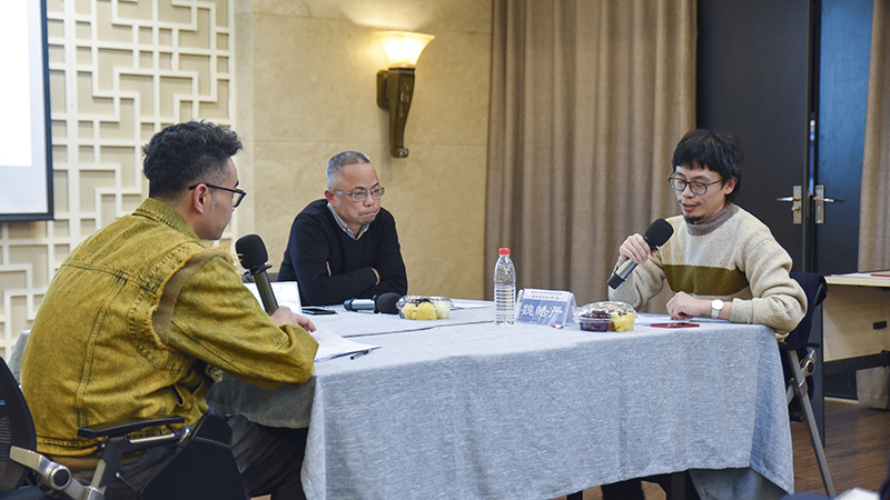 三位老师方桌讨论.jpg