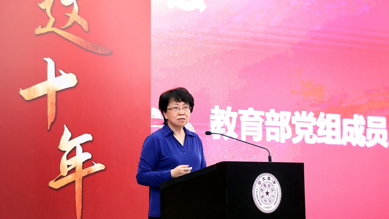 翁铁慧讲话.jpg