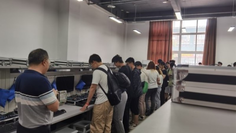 嵌入式与计算机控制技术实验室.jpg