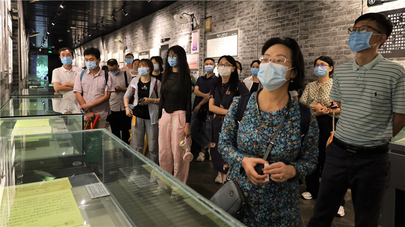人多参观_副本.jpg