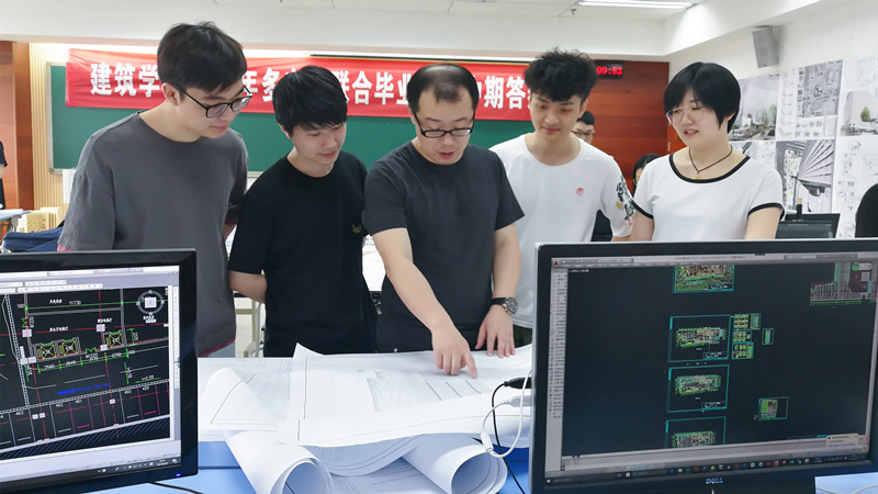 1655871158158695.jpg 指导教师与学生交流指导1_副本.jpg