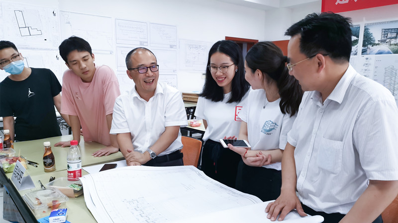 1655871227776374.jpg 2020年答委老师学生交流1_副本.jpg