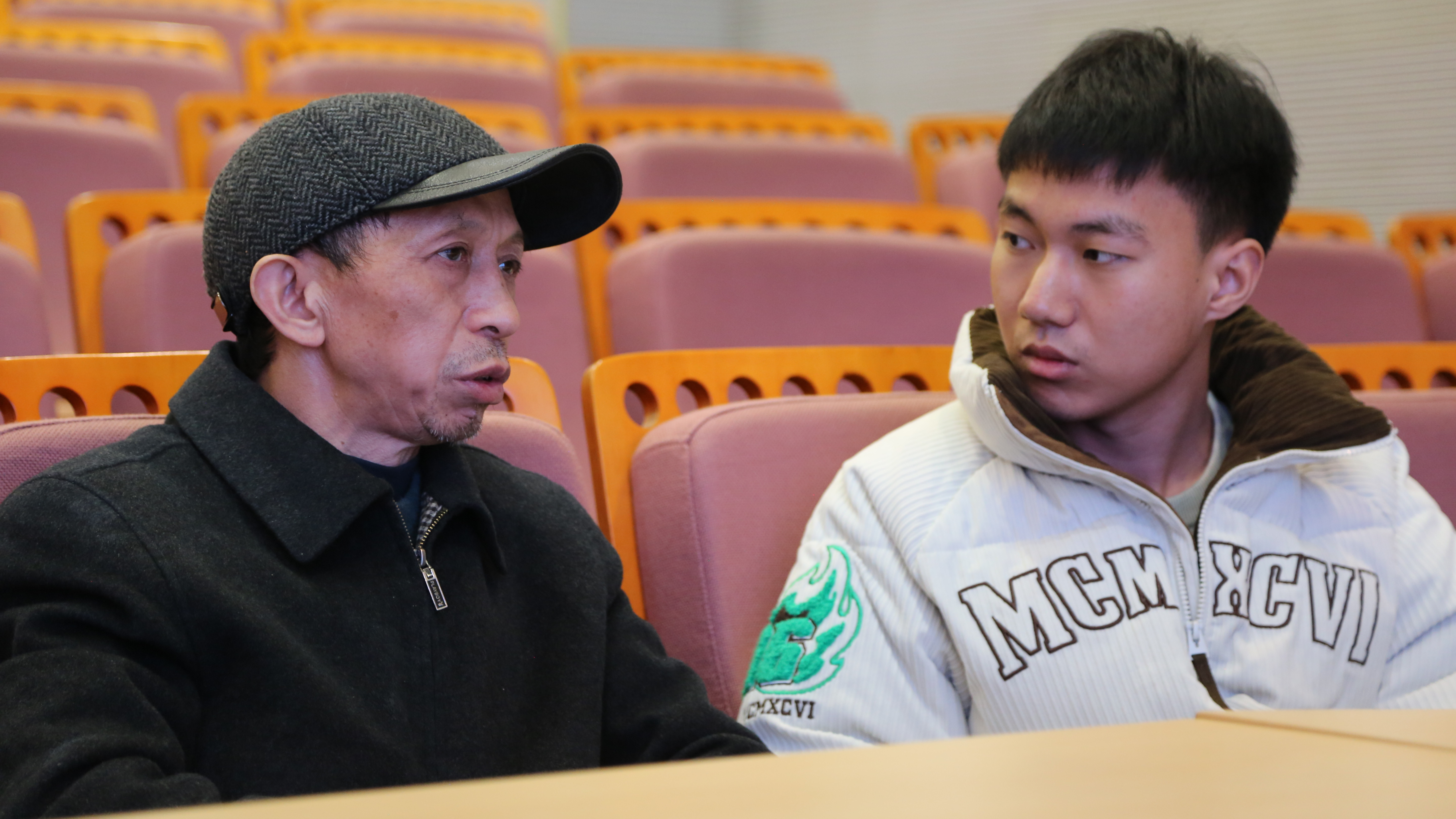 重庆市岗位学雷锋标兵蒋兴良教授讲座与学子交流.jpeg