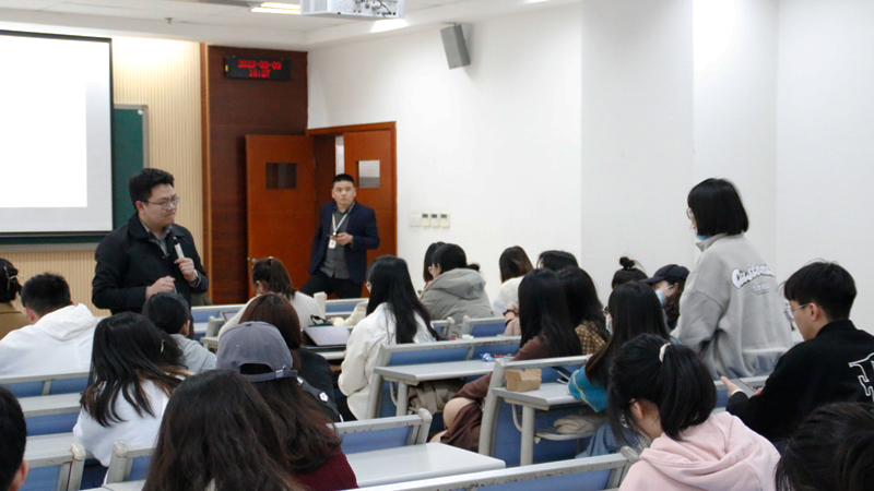 13学生提问.jpg