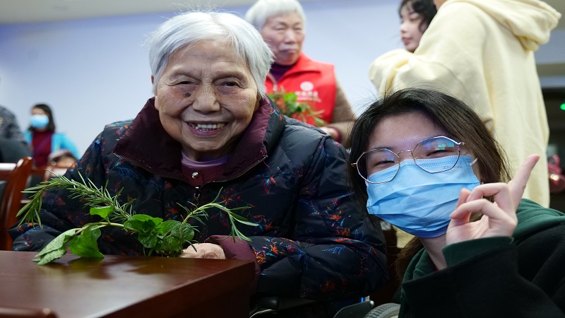 图4 愿者为老人们介绍植物以及养护方法.jpg