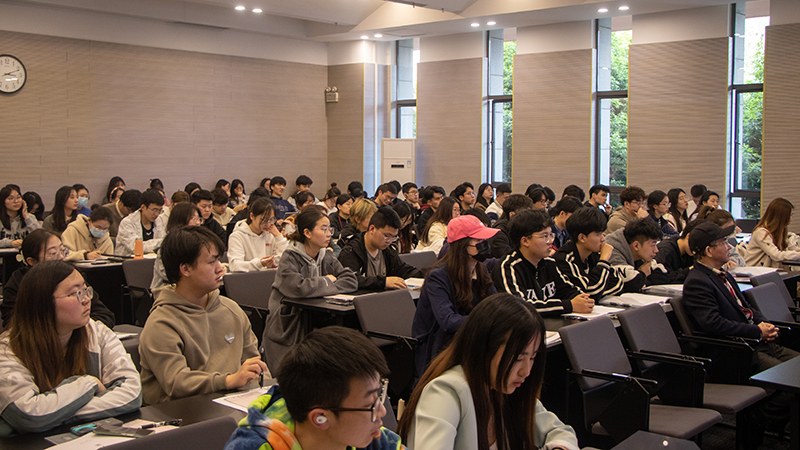 1680239384832116.jpg 观众.jpg