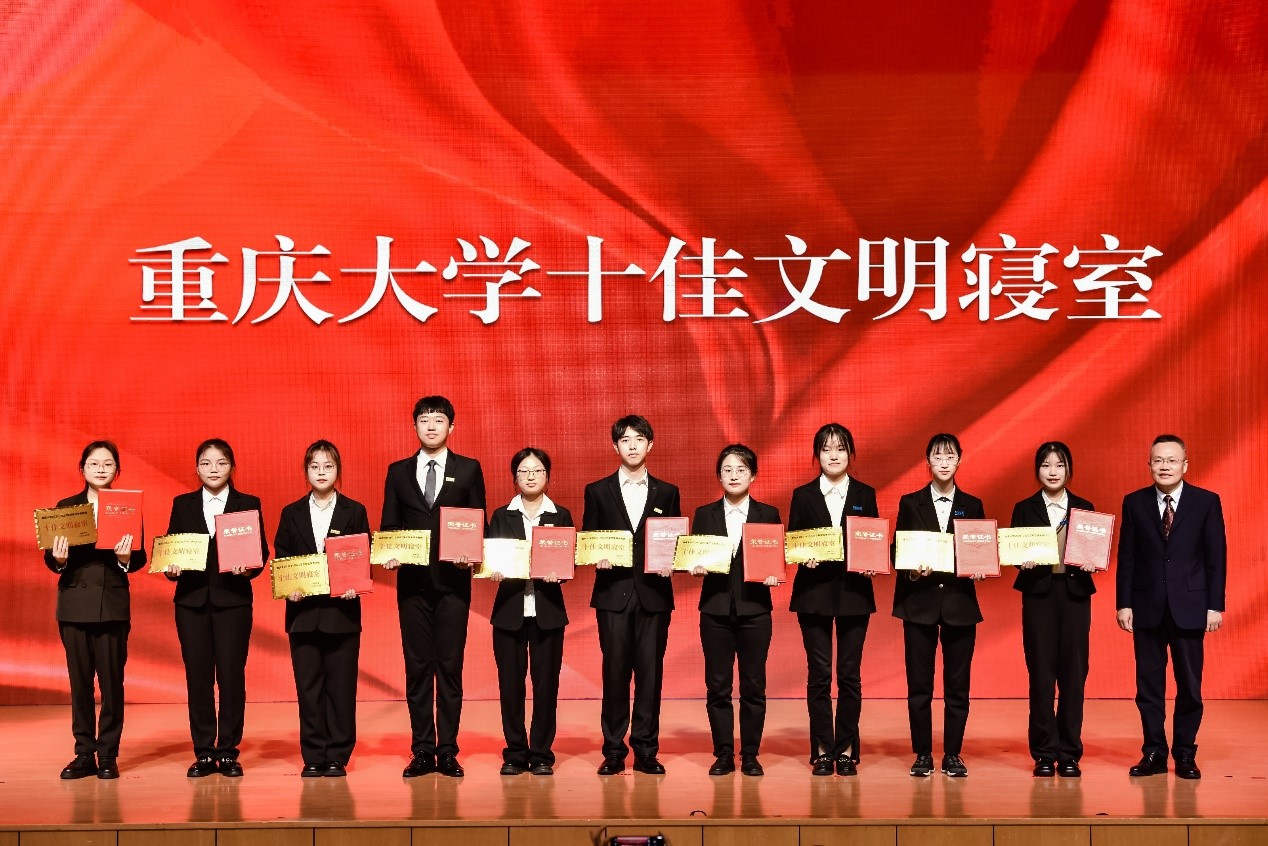 图4 冯业栋为十佳文明寝室学生代表颁奖.jpg
