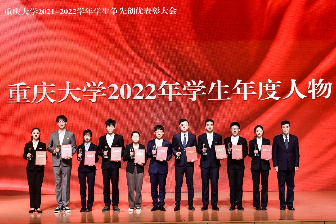 图6 舒立春为学生年度人物颁奖.jpg