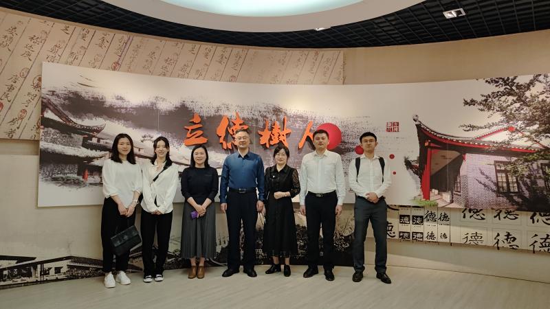 图1 参观展览馆合影.jpg
