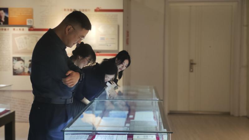 图2 参观展览物品.jpg