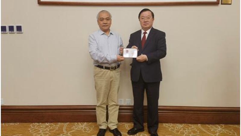 致公党中央曹鸿鸣副主席（右）向胡德胜教授（左）颁发副主任证书_副本.jpg