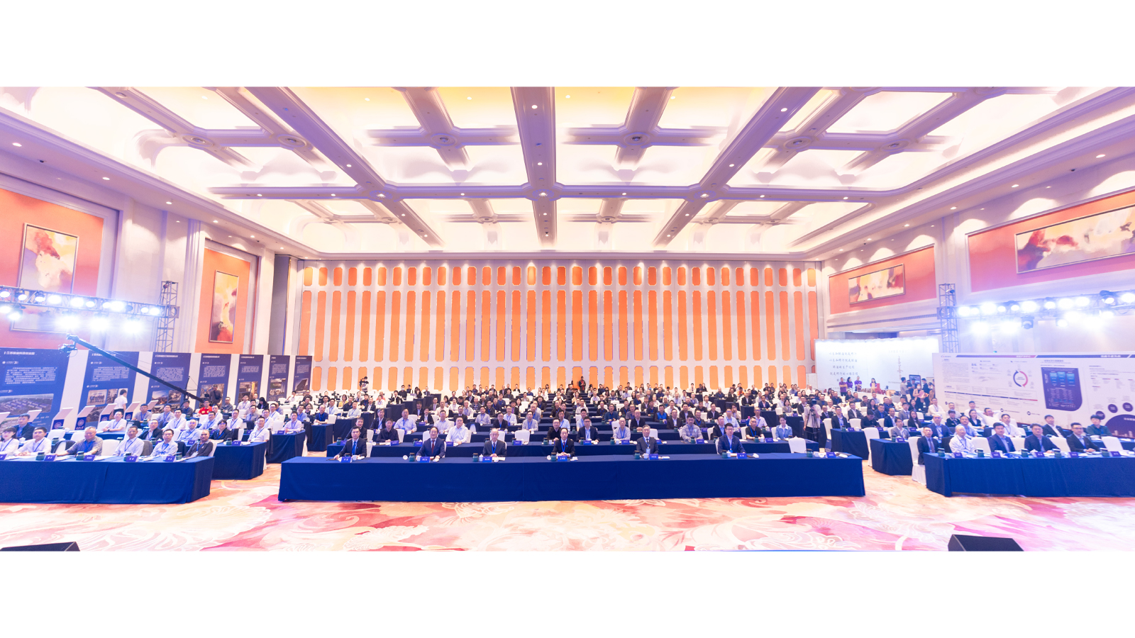 23.会场合影.jpg