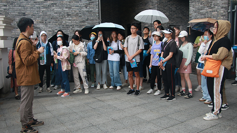 04魏皓严老师讲解弹子石老街.JPG