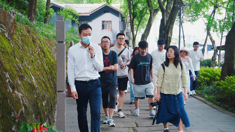 10讲解员带领同学们在室外参观.jpg