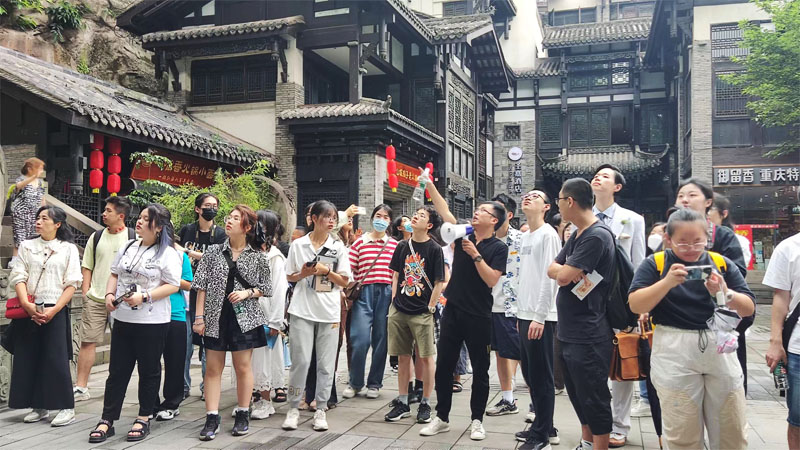 老师给大家讲解东水门大桥.jpg