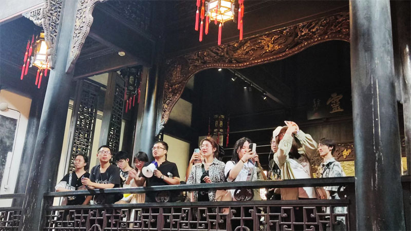 老师讲解传统木构.jpg