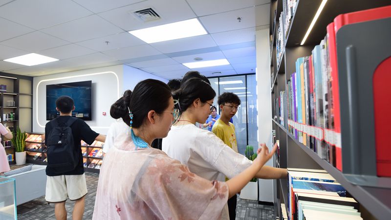 学生参观科幻图书馆1_副本.jpg
