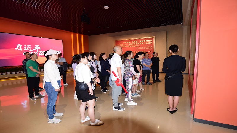 赵一曼参观.jpg