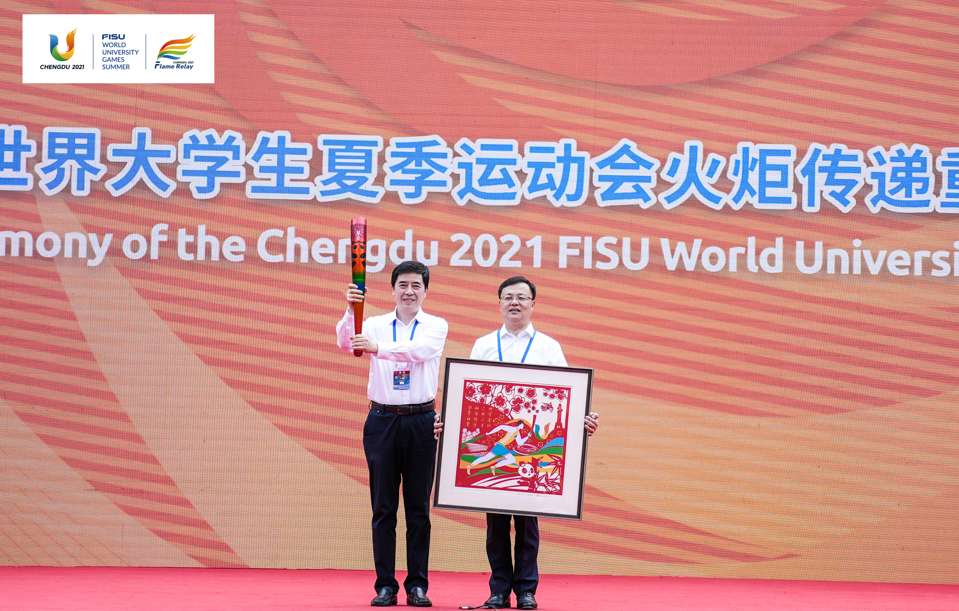 1687586890307056.jpg 辜学斌和舒立春互赠纪念品.jpg